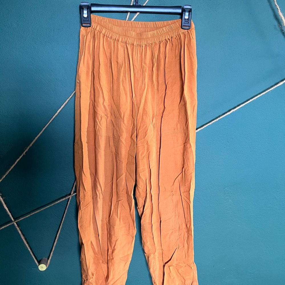 Women's Tan Capris